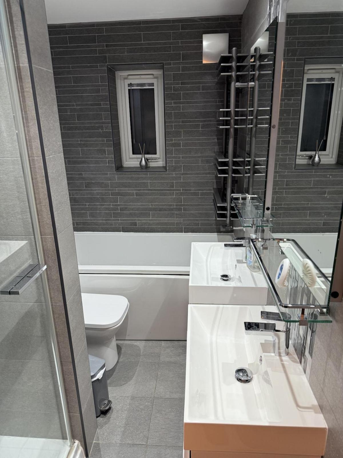 Beautiful 5 Bedroom Home Sleeps 12 People In Manchester Exterior photo